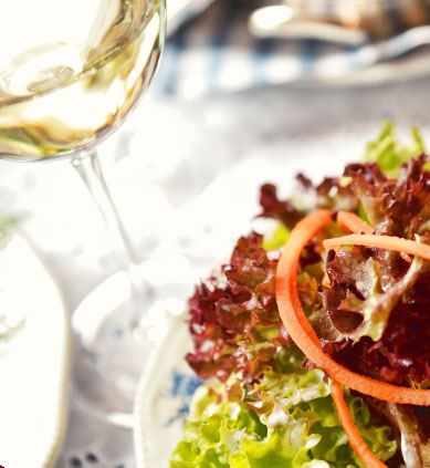 Salat und Weinglas